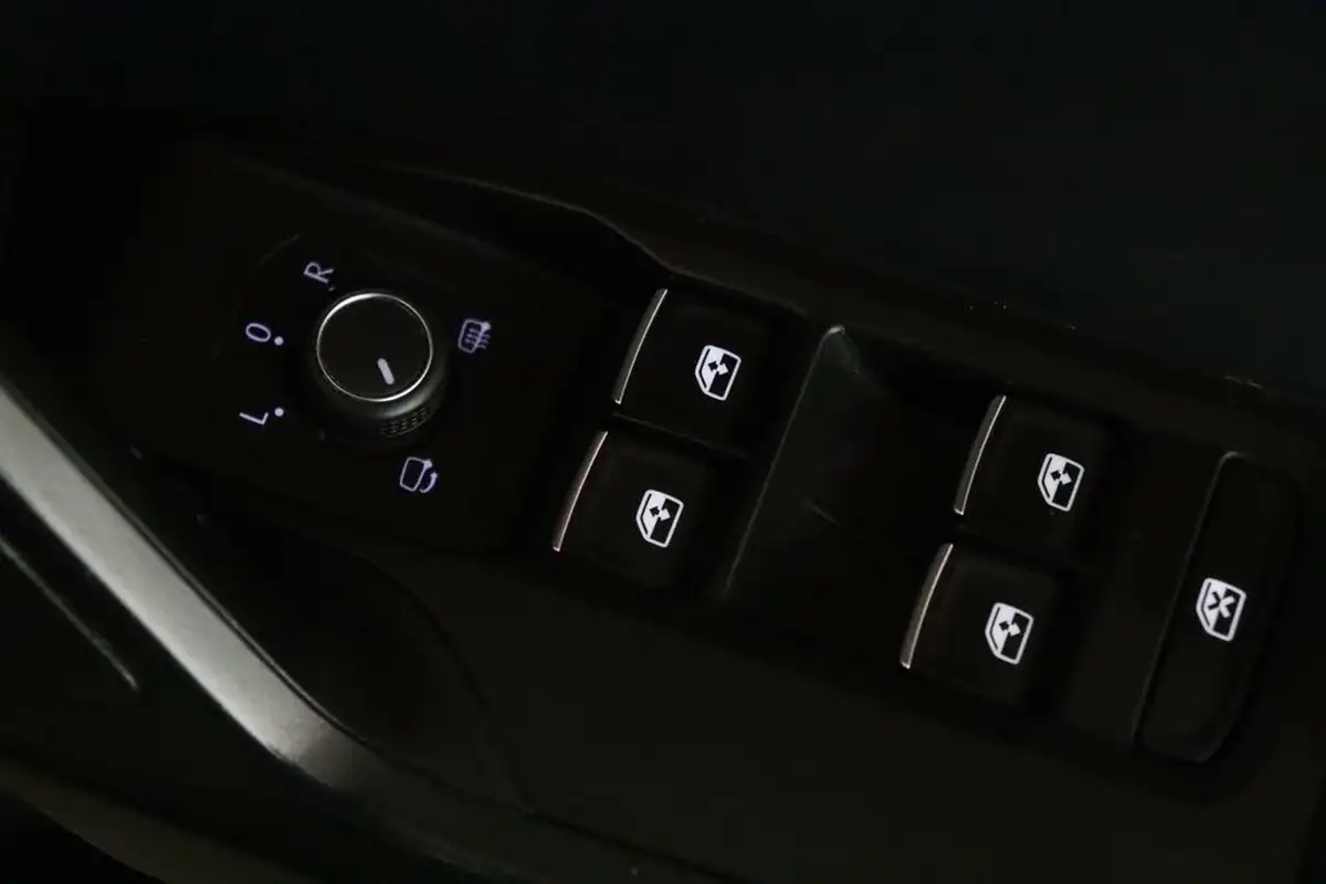 2021-seat-leon-14-e-hybrid-fr-hatchback-big-16