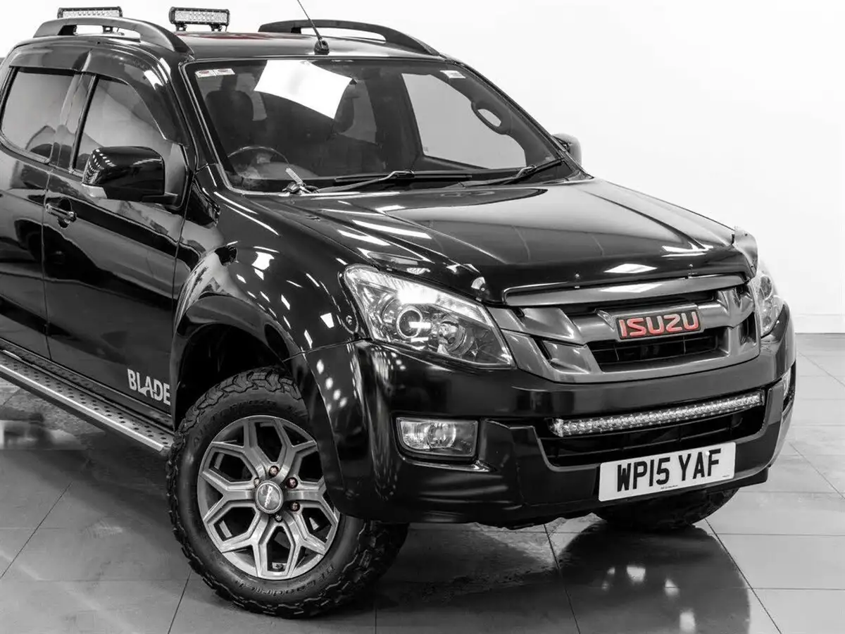 2015-isuzu-d-max-25td-venetian-red-blade-big-9