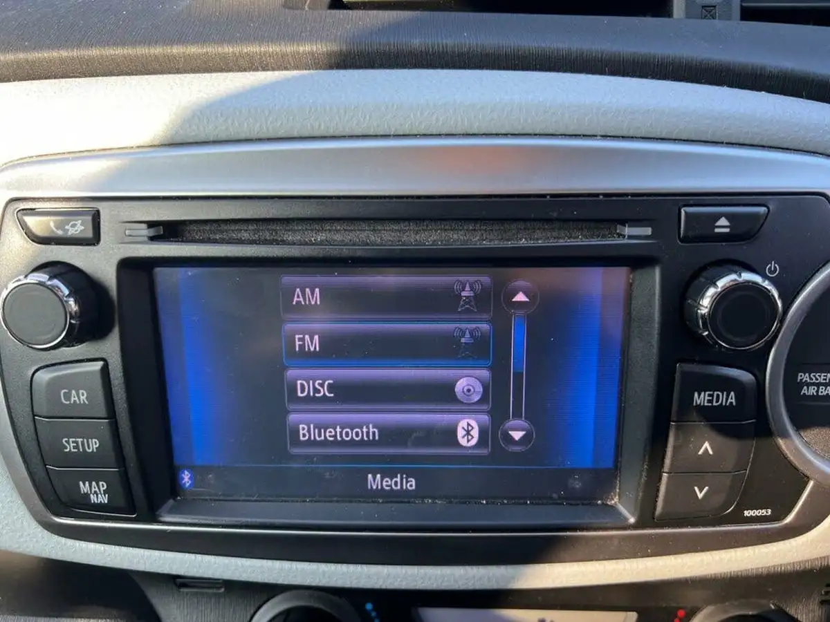 2012-toyota-yaris-15-vvt-i-t-spirit-big-10