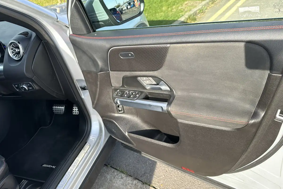 2020-mercedes-benz-glb-class-20d-glb220d-amg-line-premium-5-big-27