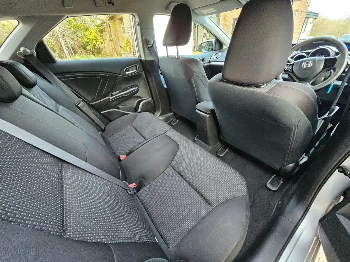 2015-honda-civic-16-i-dtec-s-honda-connect-with-navi-tourer-big-12