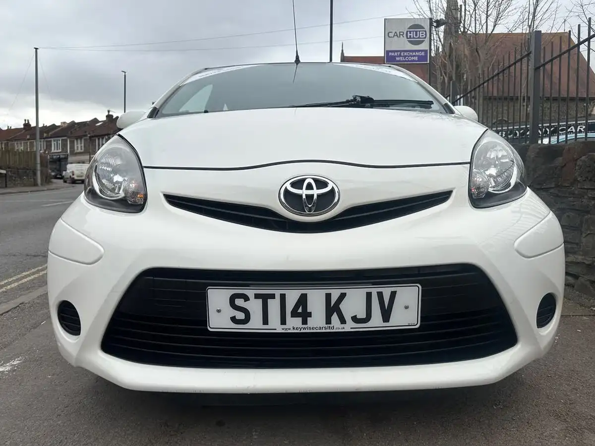 2014-toyota-aygo-10-move-5d-big-3
