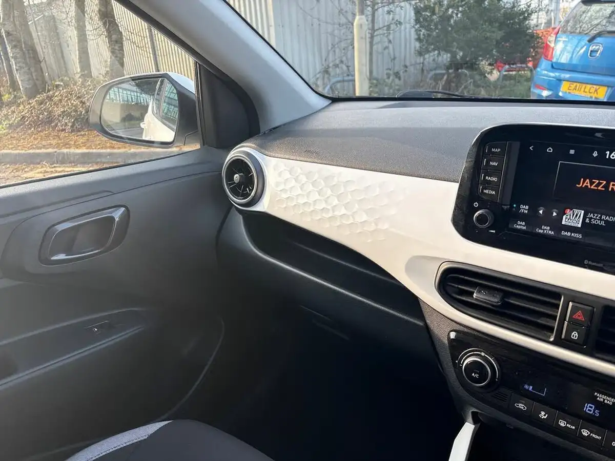 2022-hyundai-i10-12-premium-auto-big-37