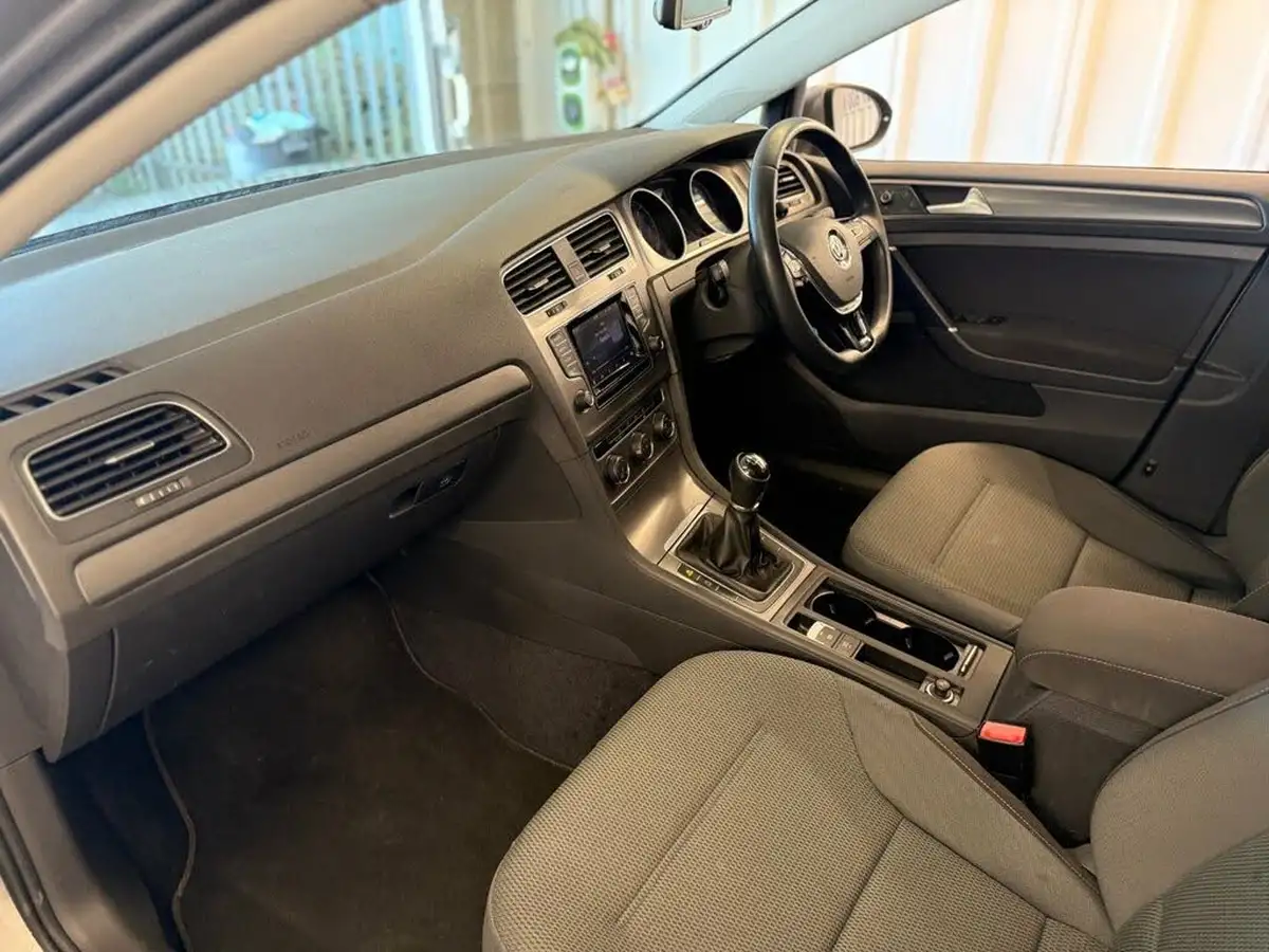2013-volkswagen-golf-20tdi-se-ss-hatchback-5d-big-14