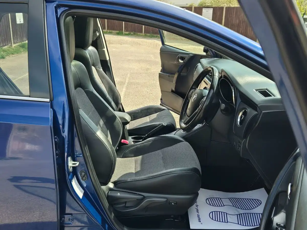 2016-toyota-auris-18-vvt-i-hsd-excel-hatchback-big-10