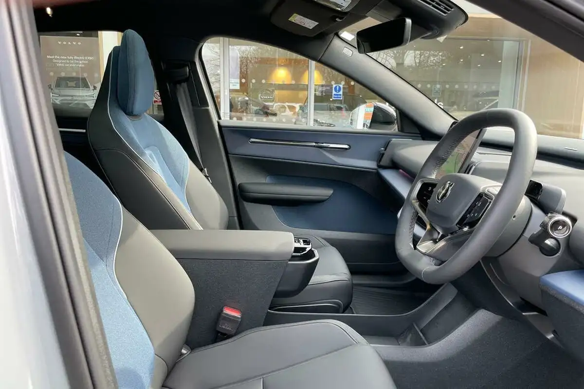 2024-volvo-ex30-e-single-motor-ultra-big-24