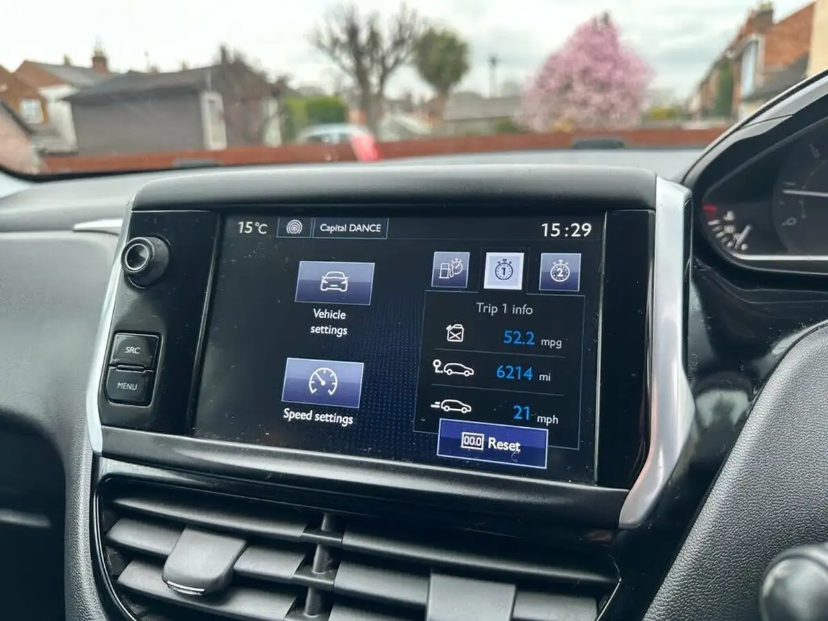 2014-peugeot-208-16td-allure-5d-big-24