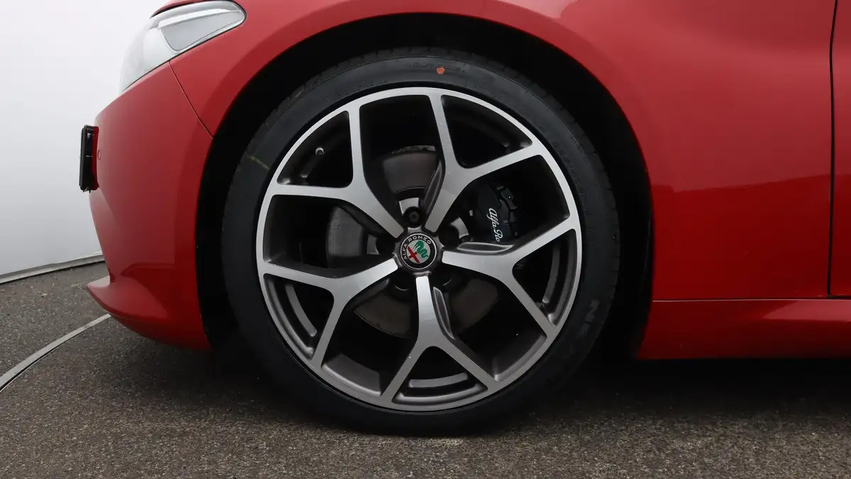 2018-alfa-romeo-giulia-20-veloce-big-18