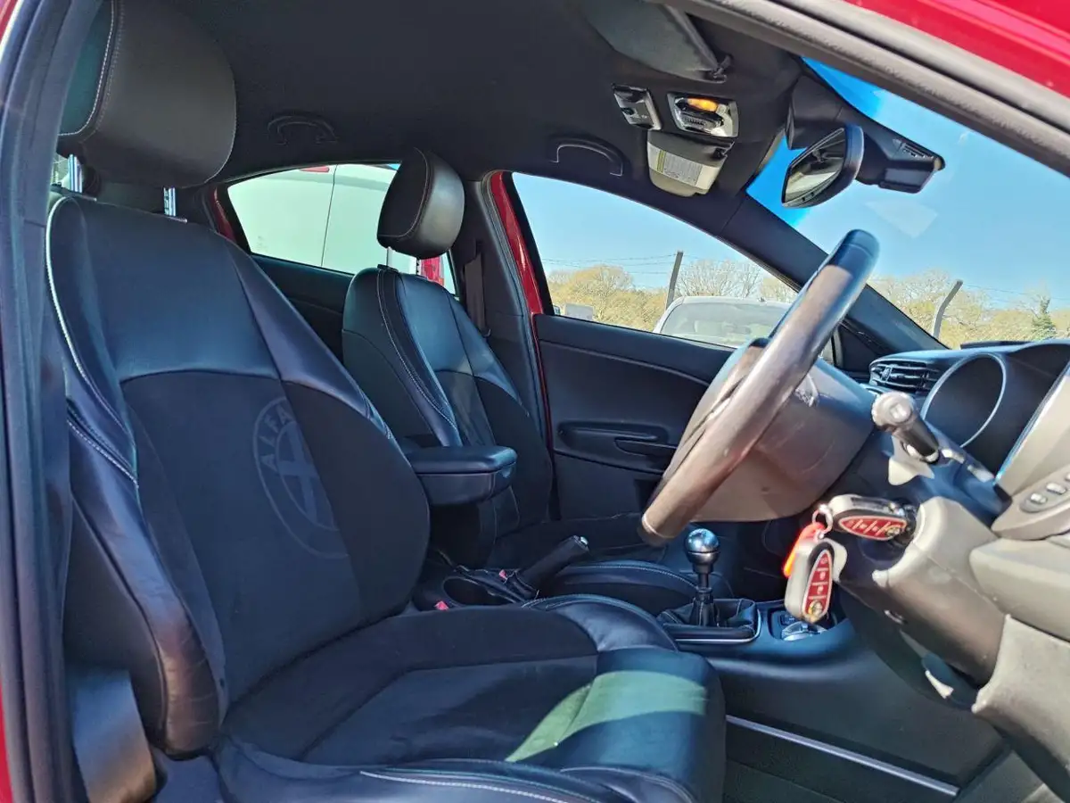 2014-alfa-romeo-giulietta-14-sportiva-nav-big-1