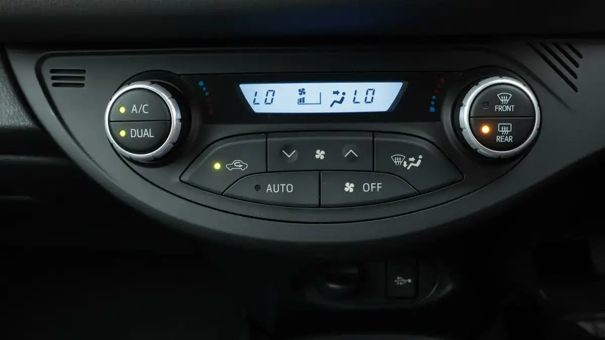 2020-toyota-yaris-15-vvt-i-icon-98bhp-hybrid-1497cc-e-cvt-big-12