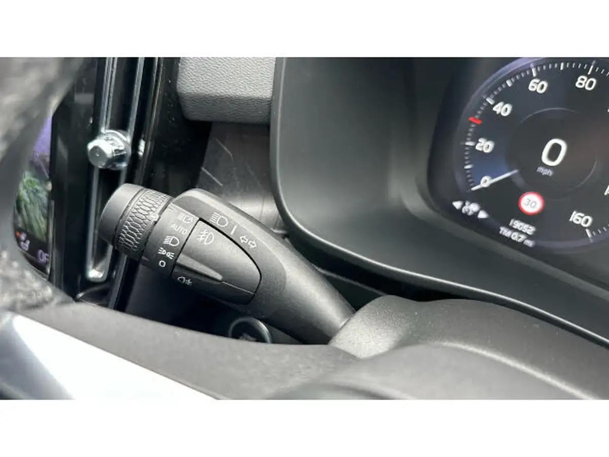 2023-volvo-xc40-15-t5-ultimate-dark-big-23