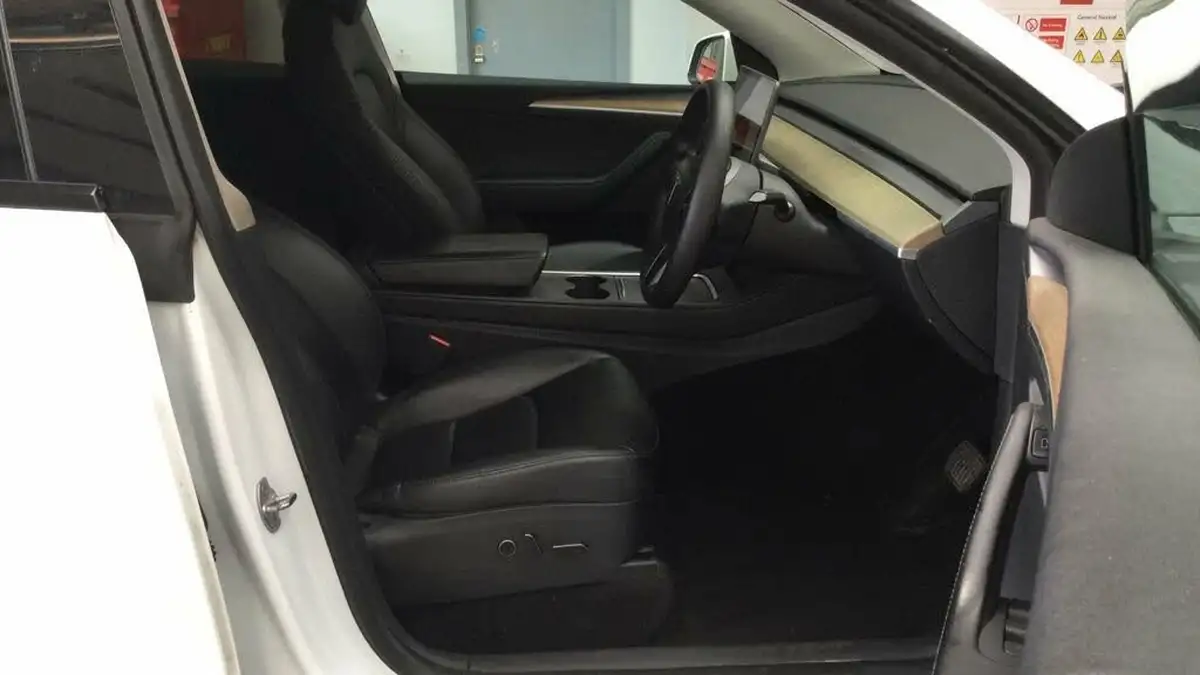 2023-tesla-model-y-e-rwd-big-12
