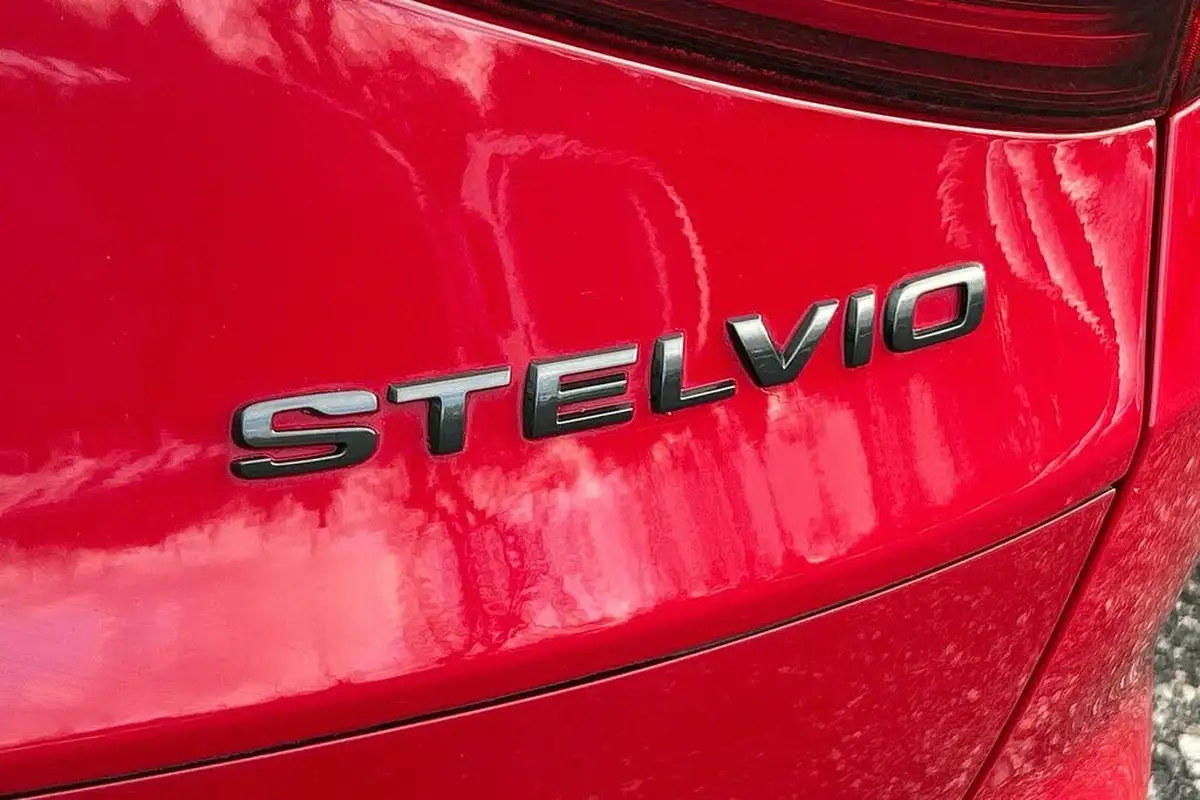 2020-alfa-romeo-stelvio-20-nero-edizione-big-28