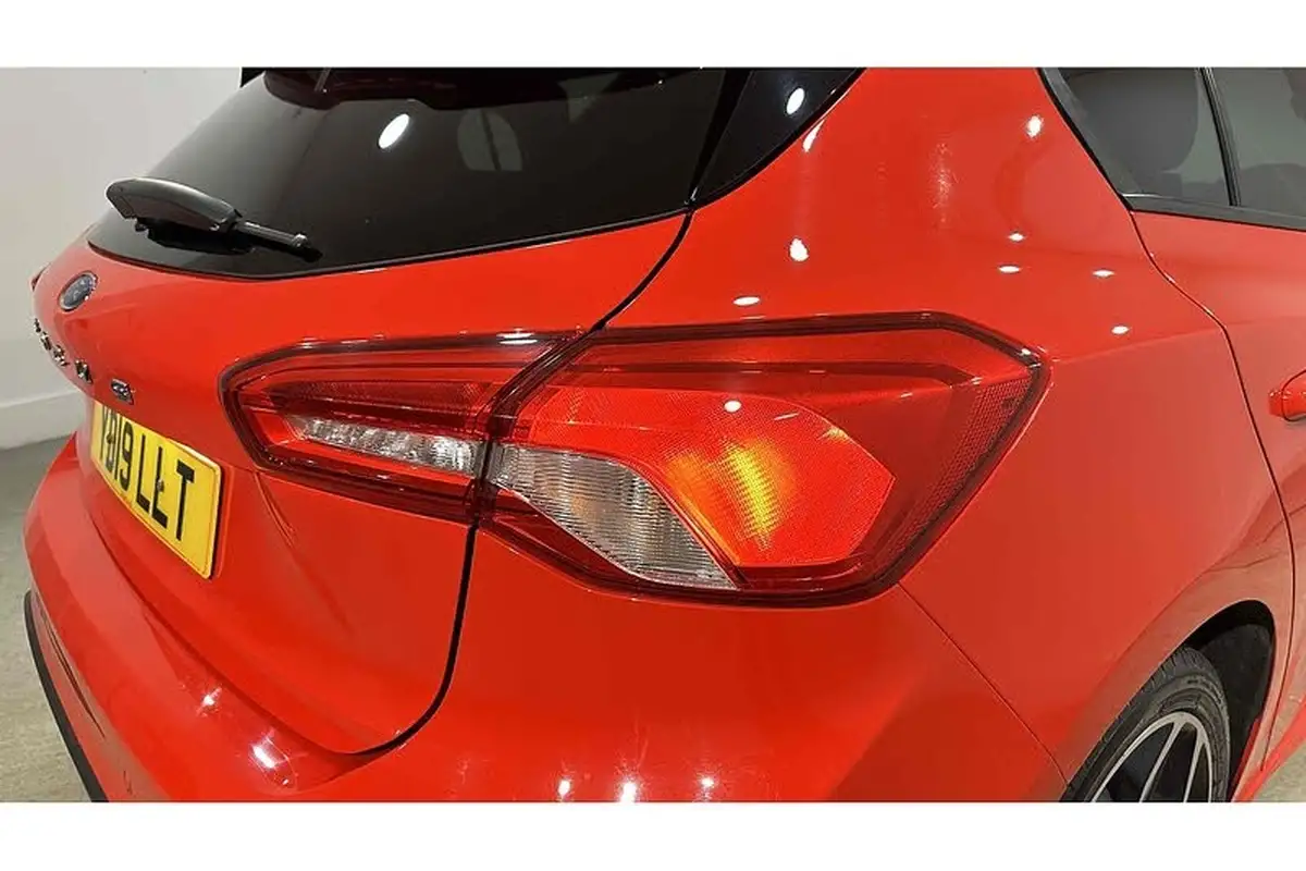 2019-ford-focus-10t-st-line-x-hatchback-big-15