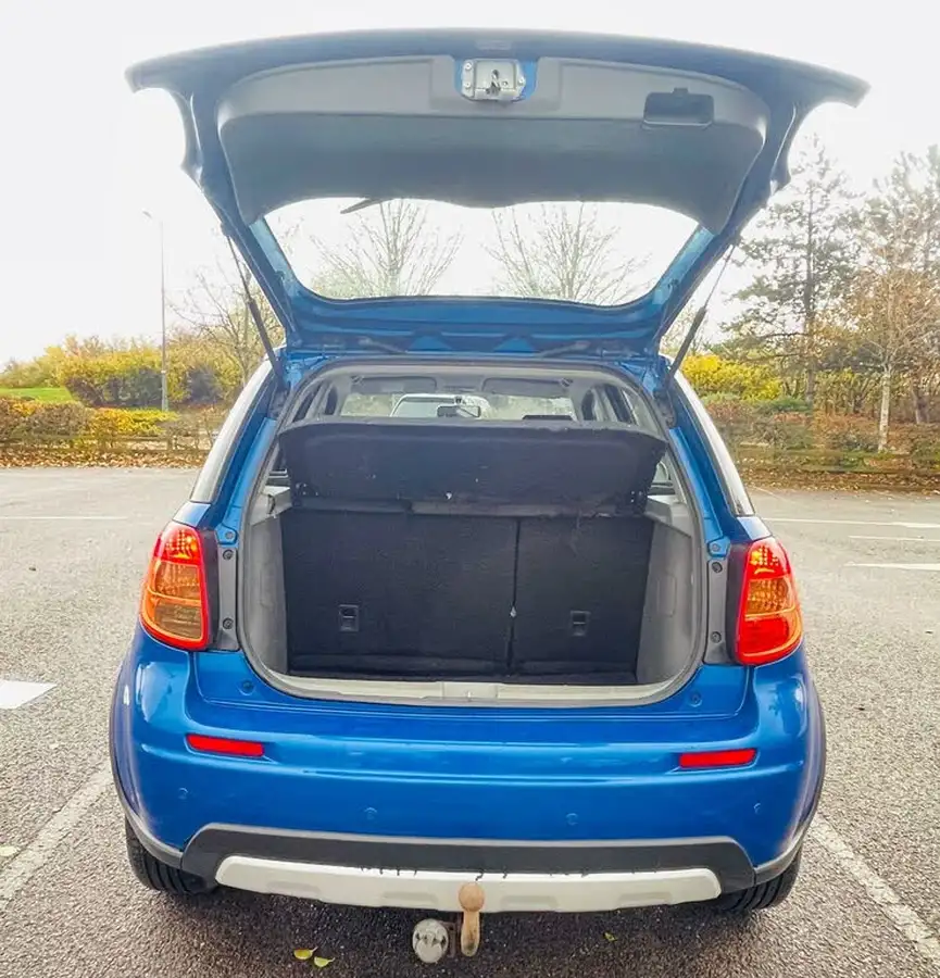 2009-suzuki-sx4-big-19