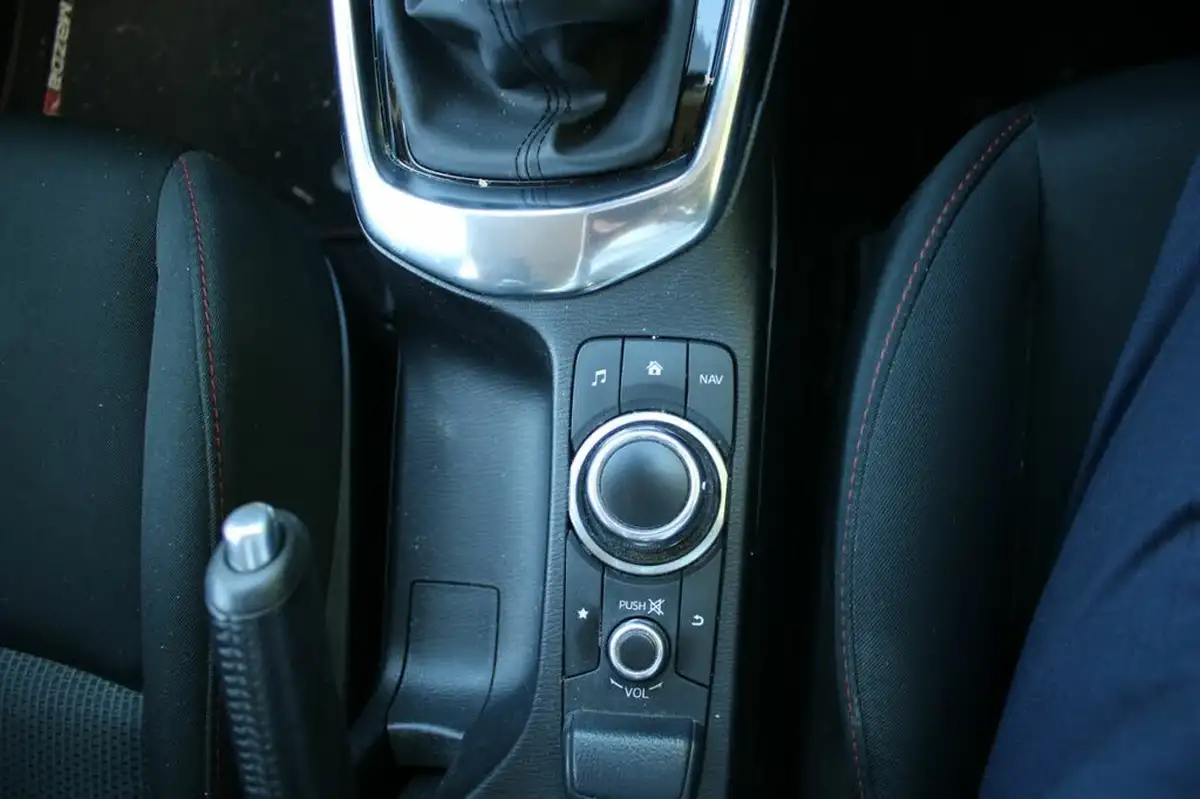2016-mazda-mazda2-15-sport-nav-115ps-big-11
