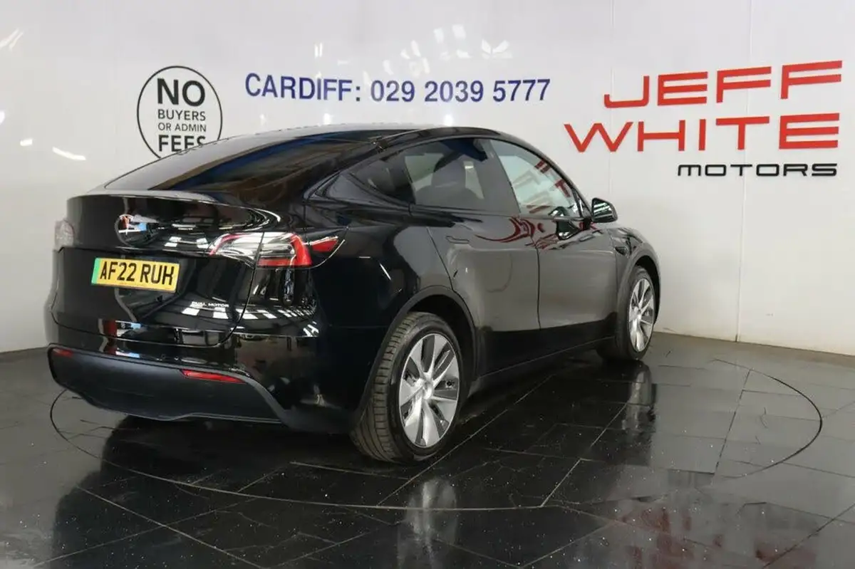 2022-tesla-model-y-e-long-range-big-18