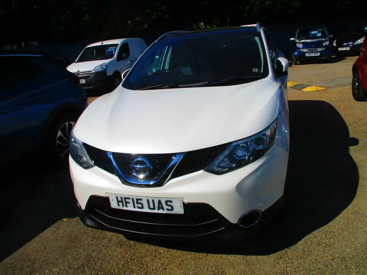 2015-nissan-qashqai-12-tekna-big-3