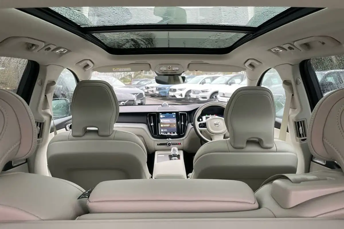 2024-volvo-xc60-20-t8-ultra-dark-big-23