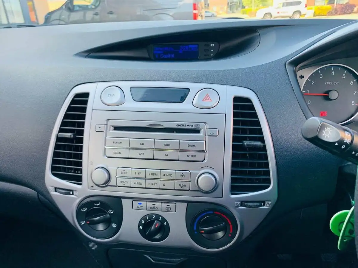 2012-hyundai-i20-12-classic-5d-big-8