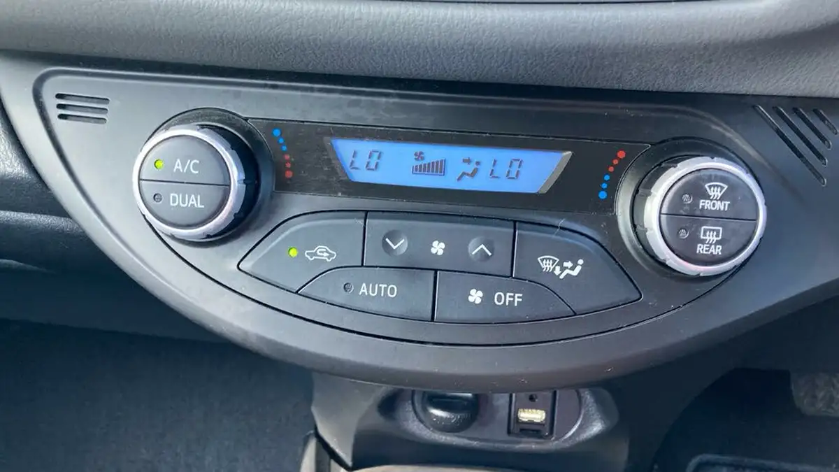 2020-toyota-yaris-15-vvt-i-icon-98bhp-hybrid-1497cc-e-cvt-big-23