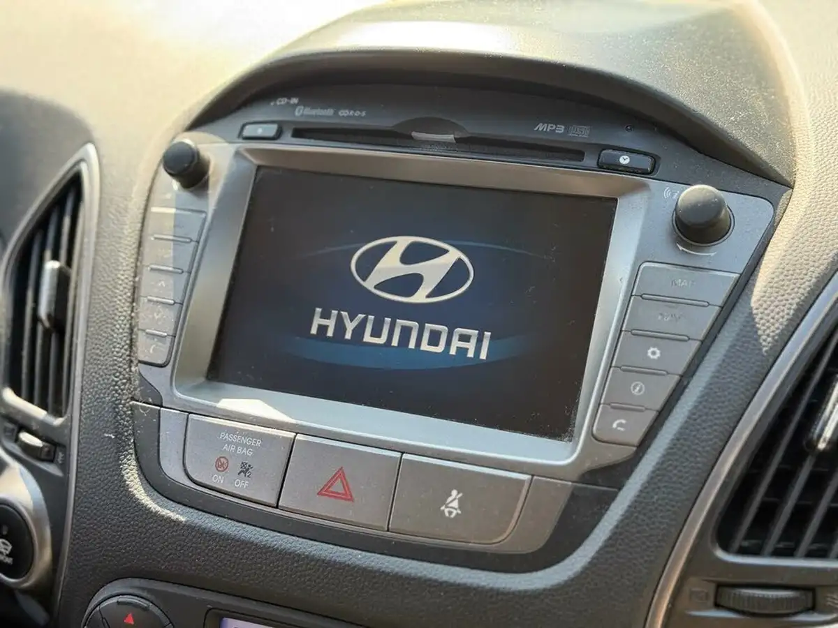 2014-hyundai-ix35-17td-se-nav-big-15