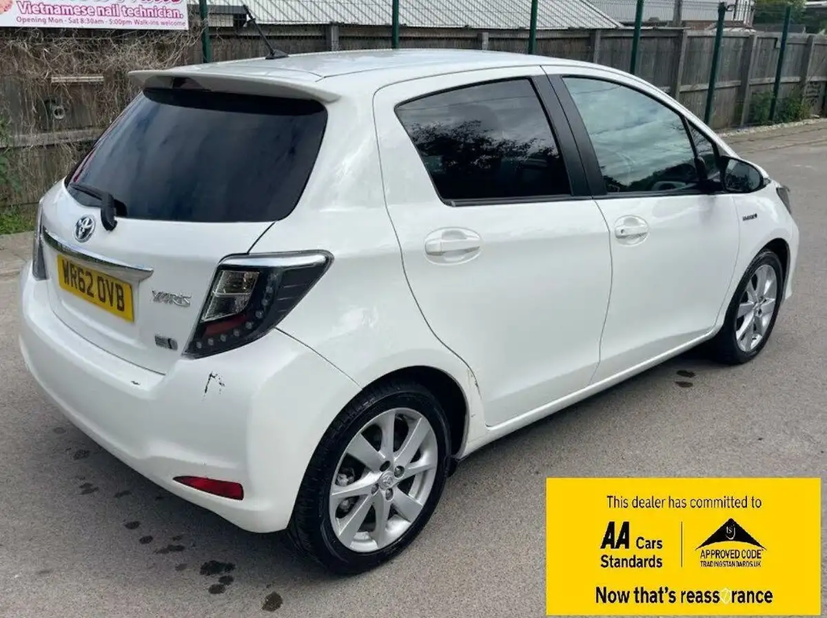 2012-toyota-yaris-15-vvt-i-t-spirit-big-3