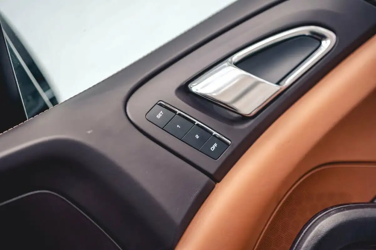 2011-porsche-cayenne-48-turbo-500bhp-awd-auto-big-20