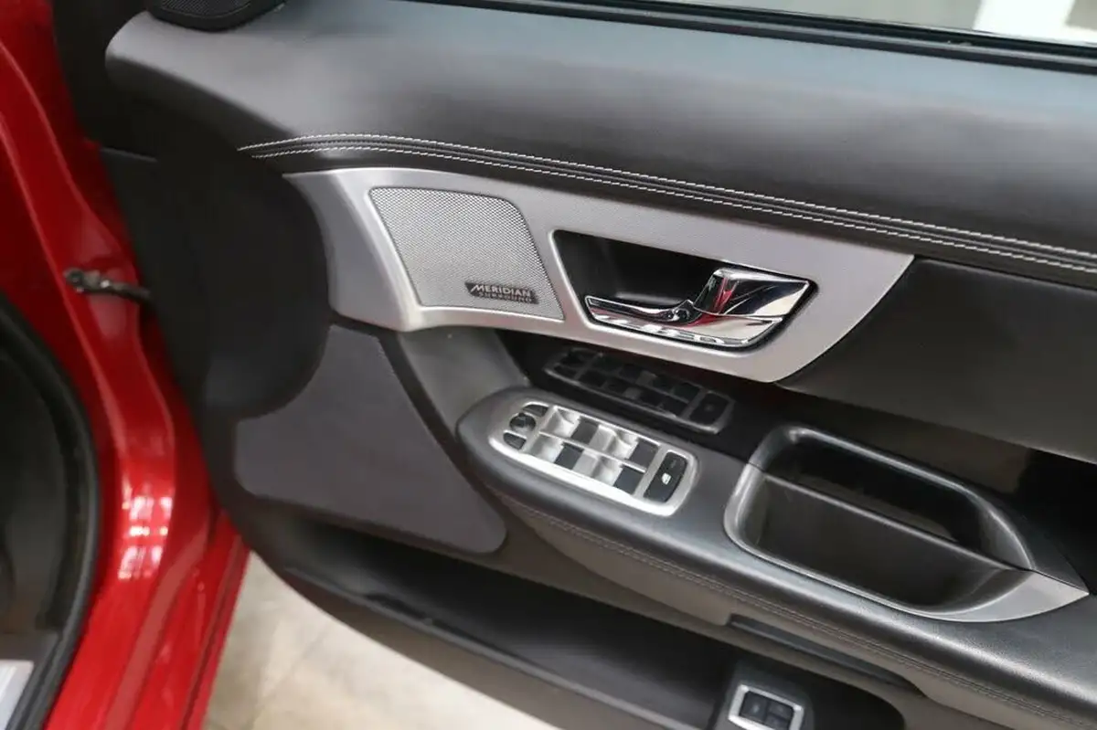 2014-jaguar-xf-30td-s-portfolio-v6-sportbrake-5d-big-55