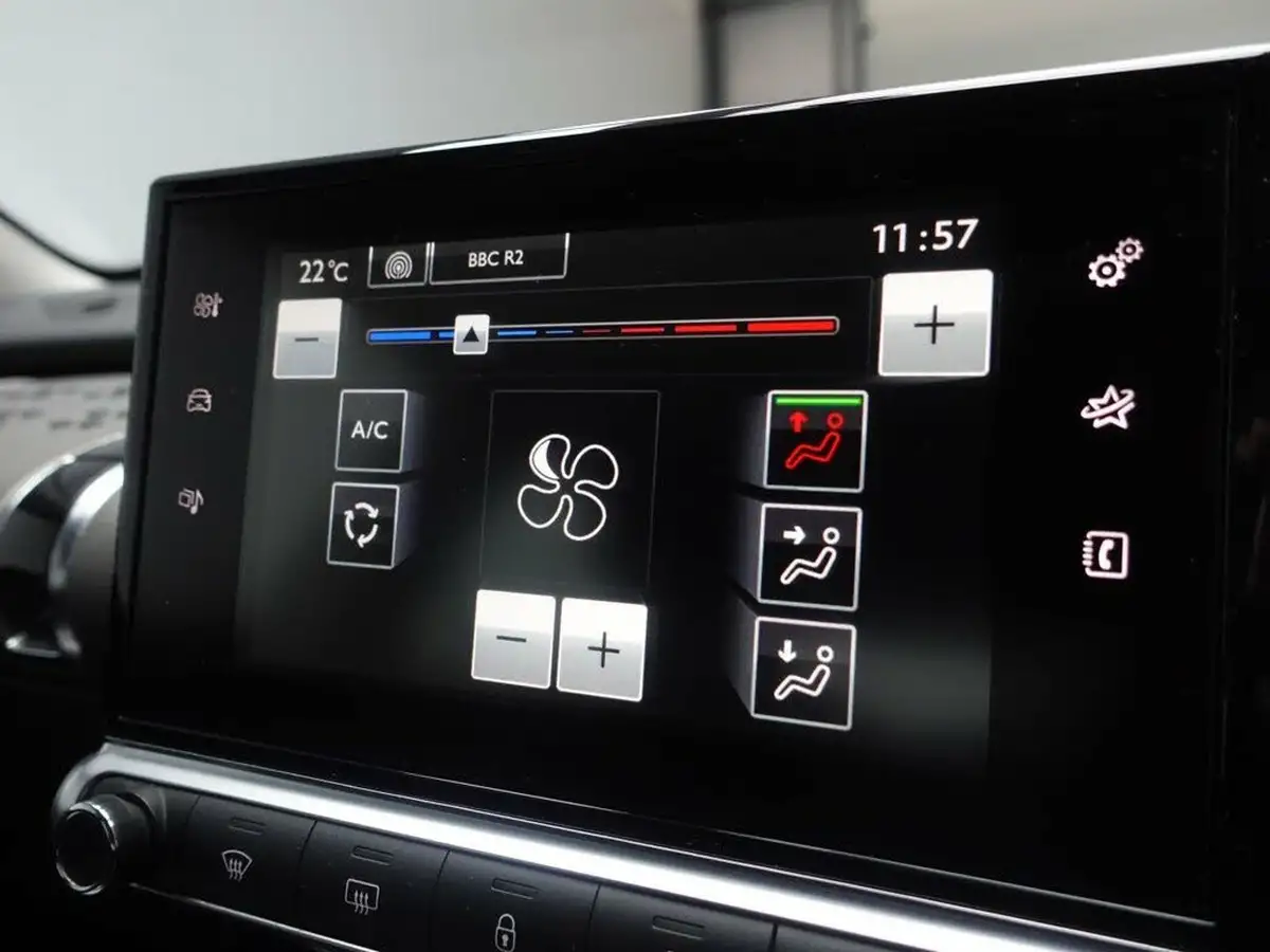 2015-citroen-c4-cactus-16bluehdi-feel-big-22