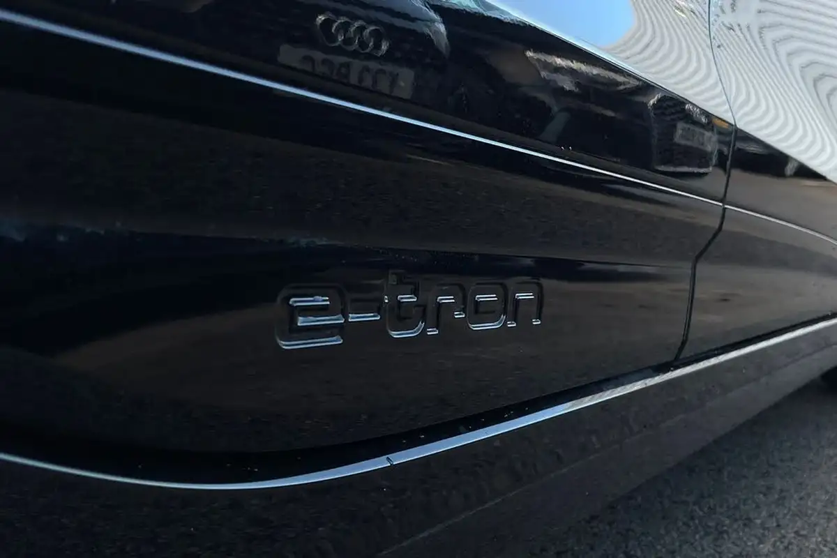 2025-audi-a6-e-tron-e-launch-edition-big-43