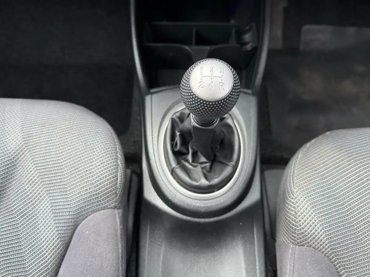 2010-honda-jazz-14-es-t-big-20