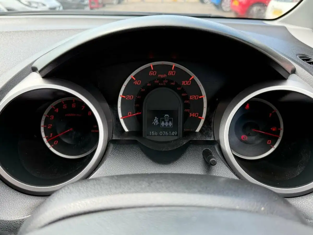 2010-honda-jazz-14-es-t-big-24