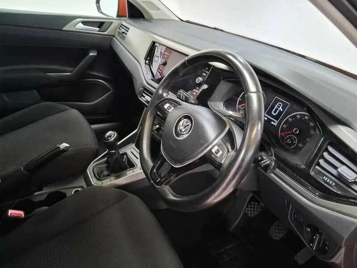 2018-volkswagen-polo-10-se-65ps-big-9