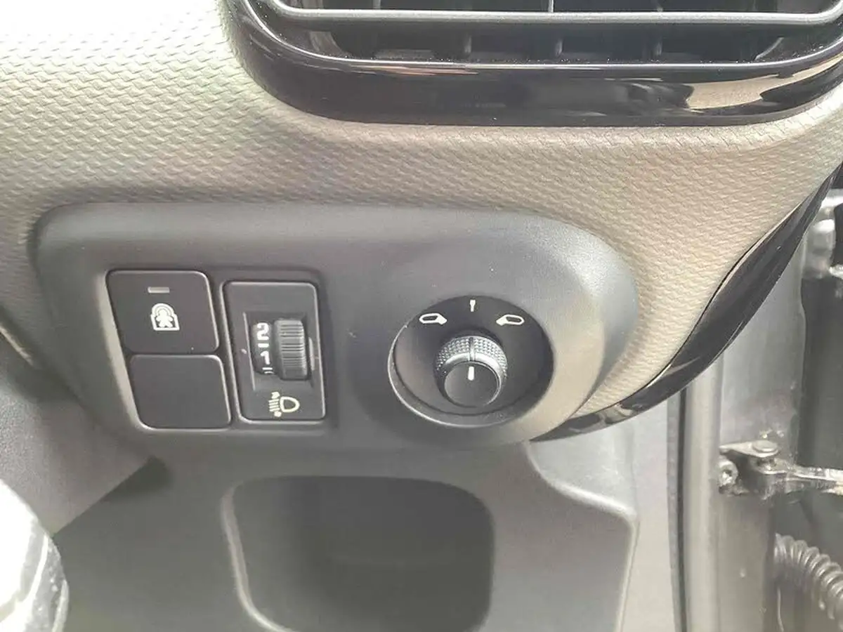 2016-citroen-c4-cactus-16bluehdi-flair-big-22