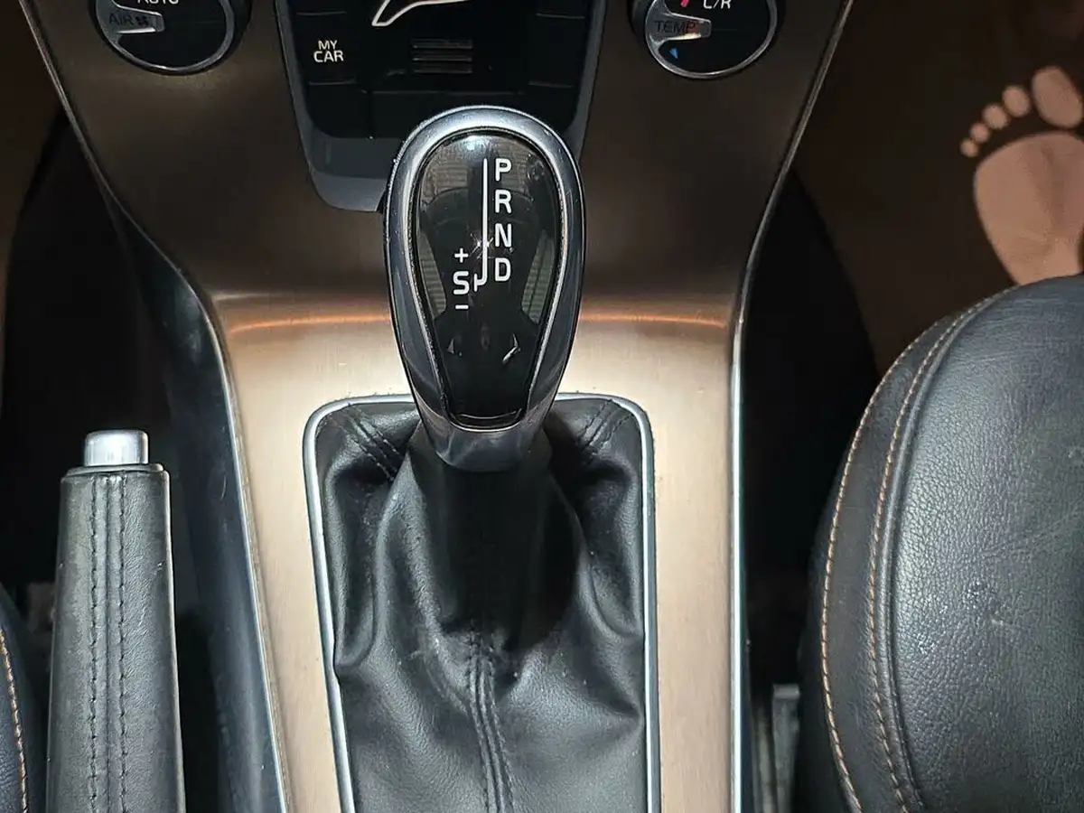 2015-volvo-v40-16td-d2-cross-country-lux-powershift-big-19