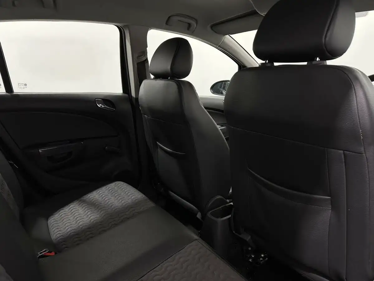 2012-vauxhall-corsa-14-se-5d-big-35