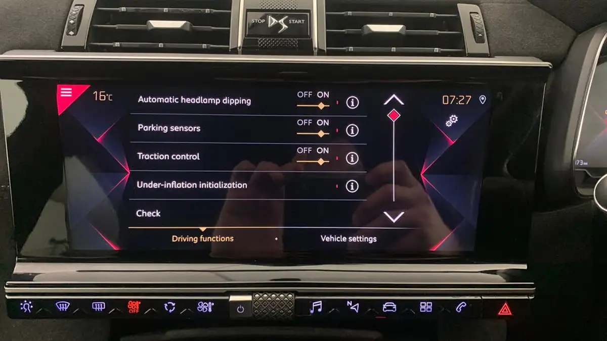 2018-ds-ds-7-crossback-15-bluehdi-performance-line-big-26
