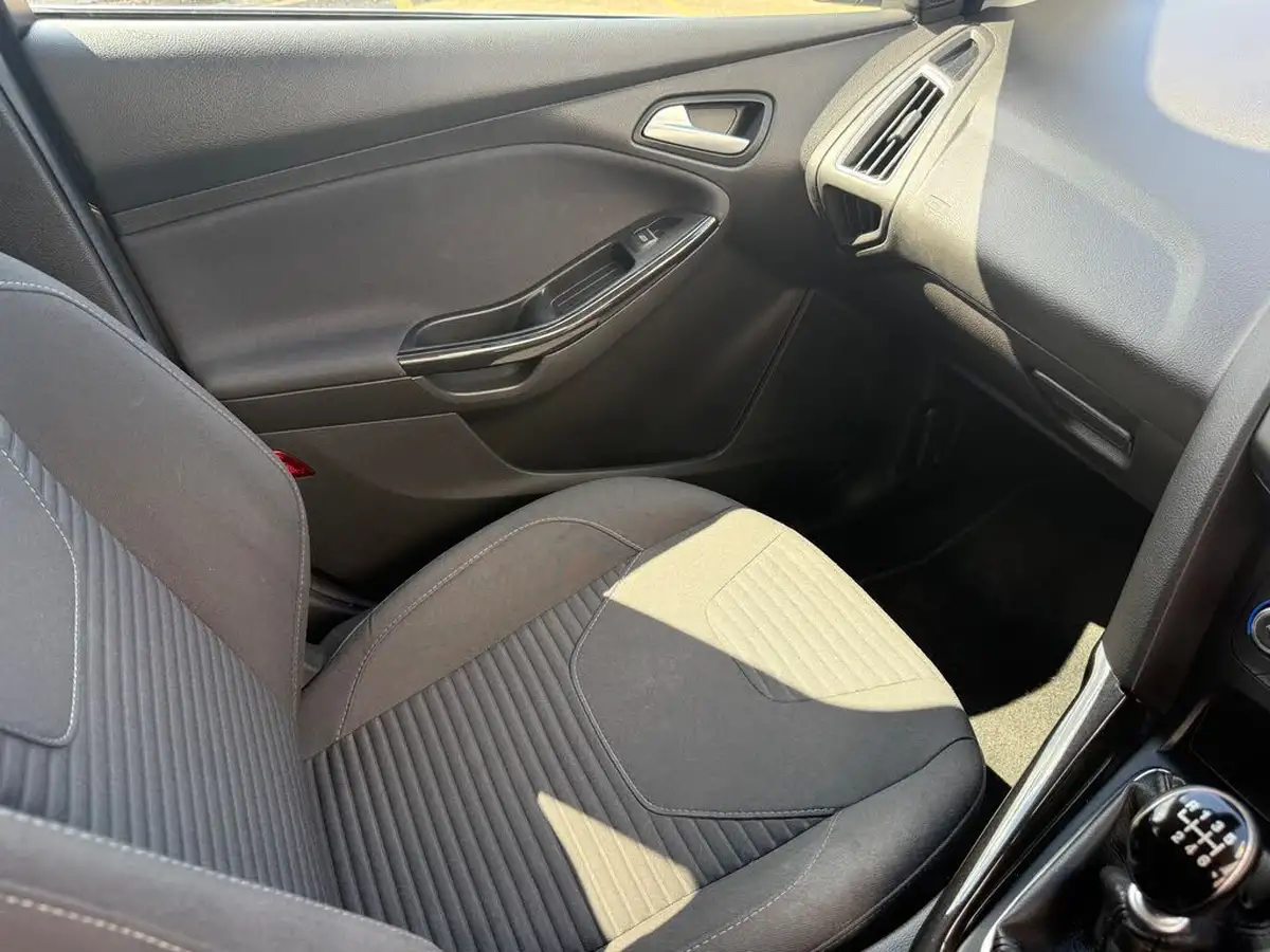 2015-ford-focus-10t-titanium-125ps-hatchback-big-20