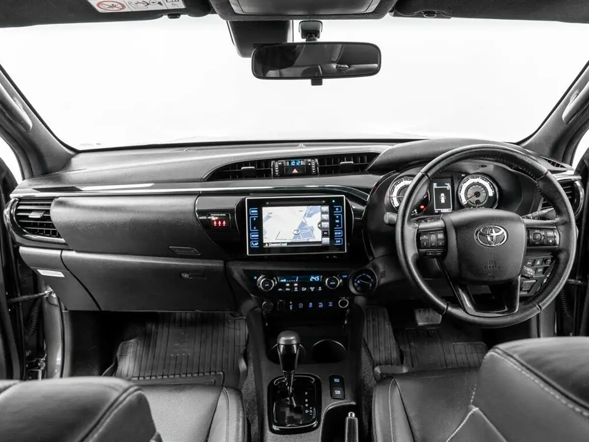 2018-toyota-hi-lux-24d-4d-invincible-at35-32t-auto-big-17
