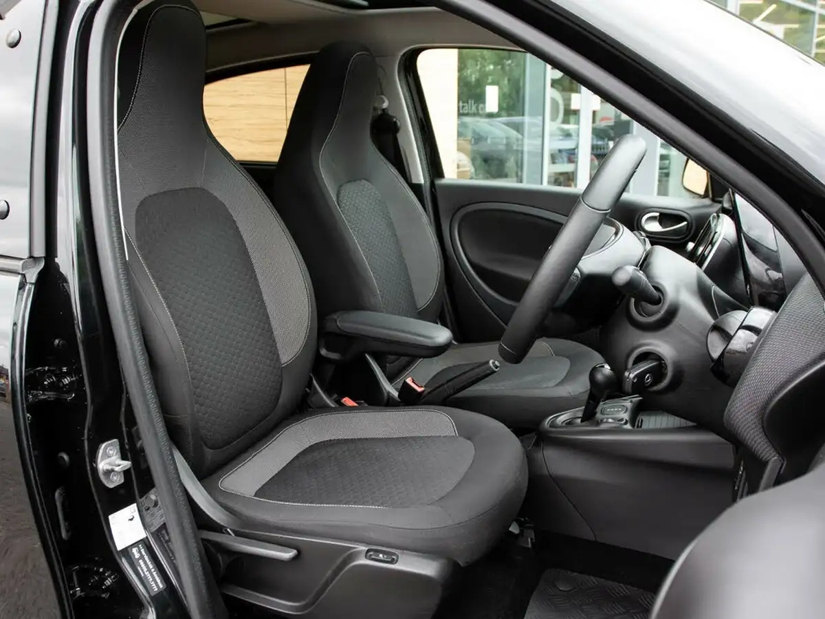 2021-smart-forfour-eq-premium-big-27