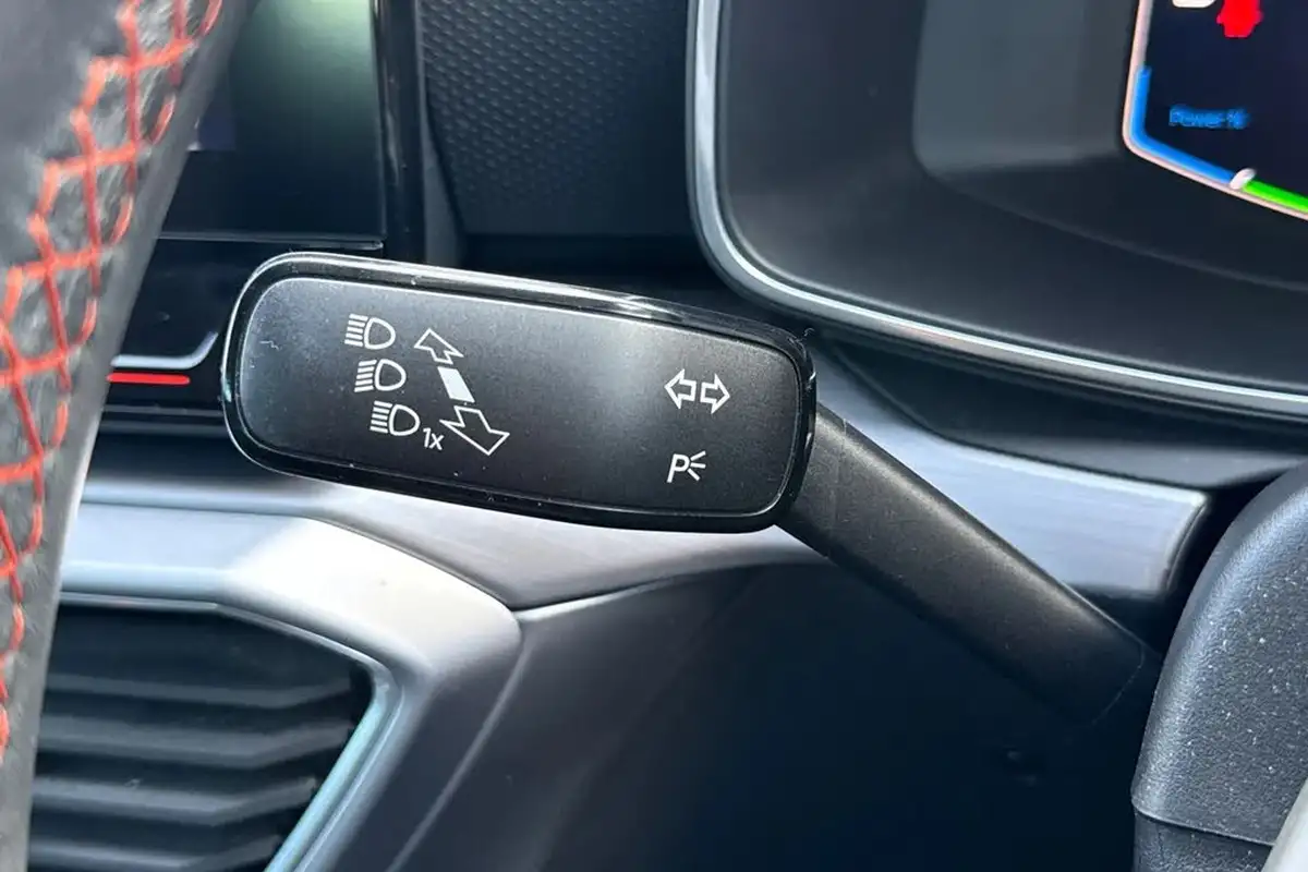 2021-seat-leon-14-e-hybrid-fr-hatchback-big-30