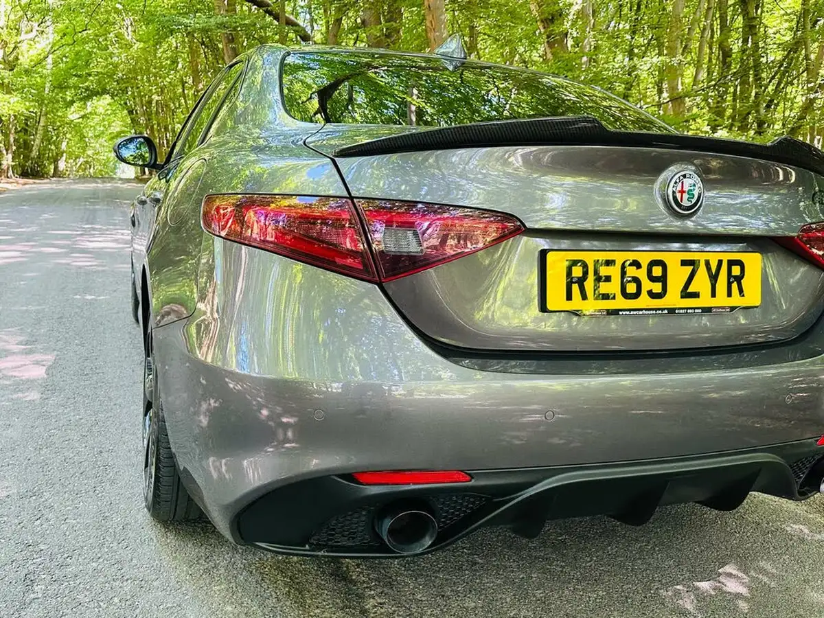 2019-alfa-romeo-giulia-20-veloce-big-40