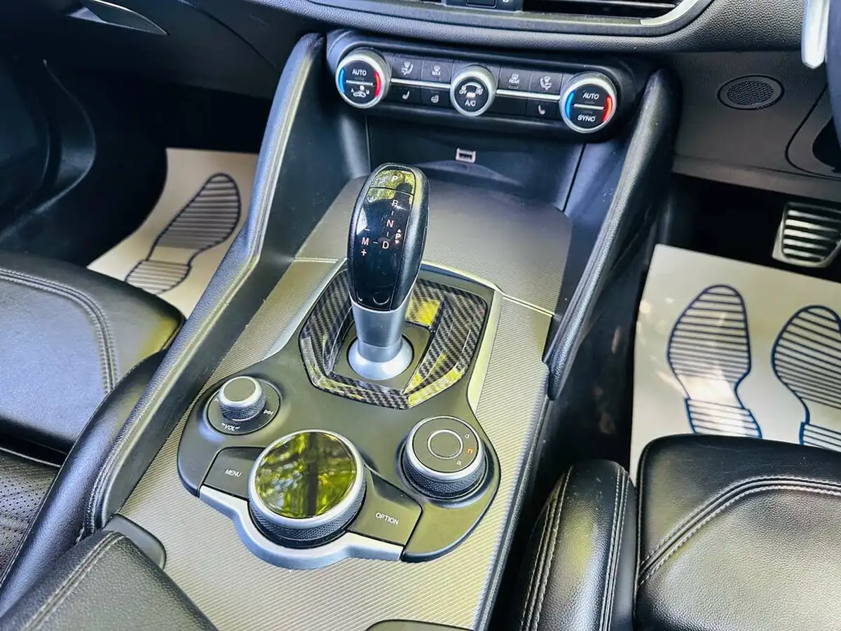 2019-alfa-romeo-giulia-20-veloce-big-16