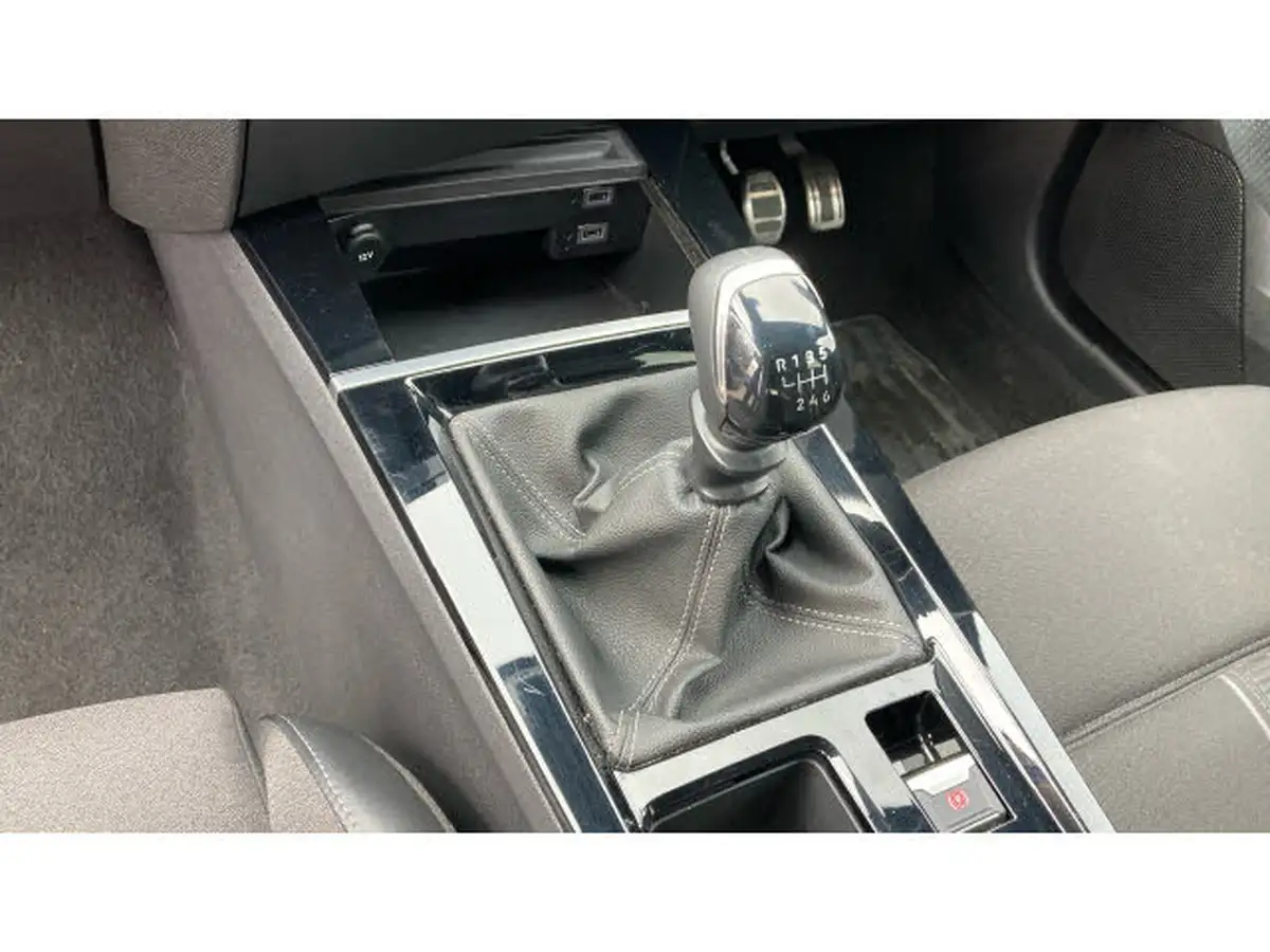 2022-vauxhall-astra-12-turbo-gs-line-hatchback-big-12