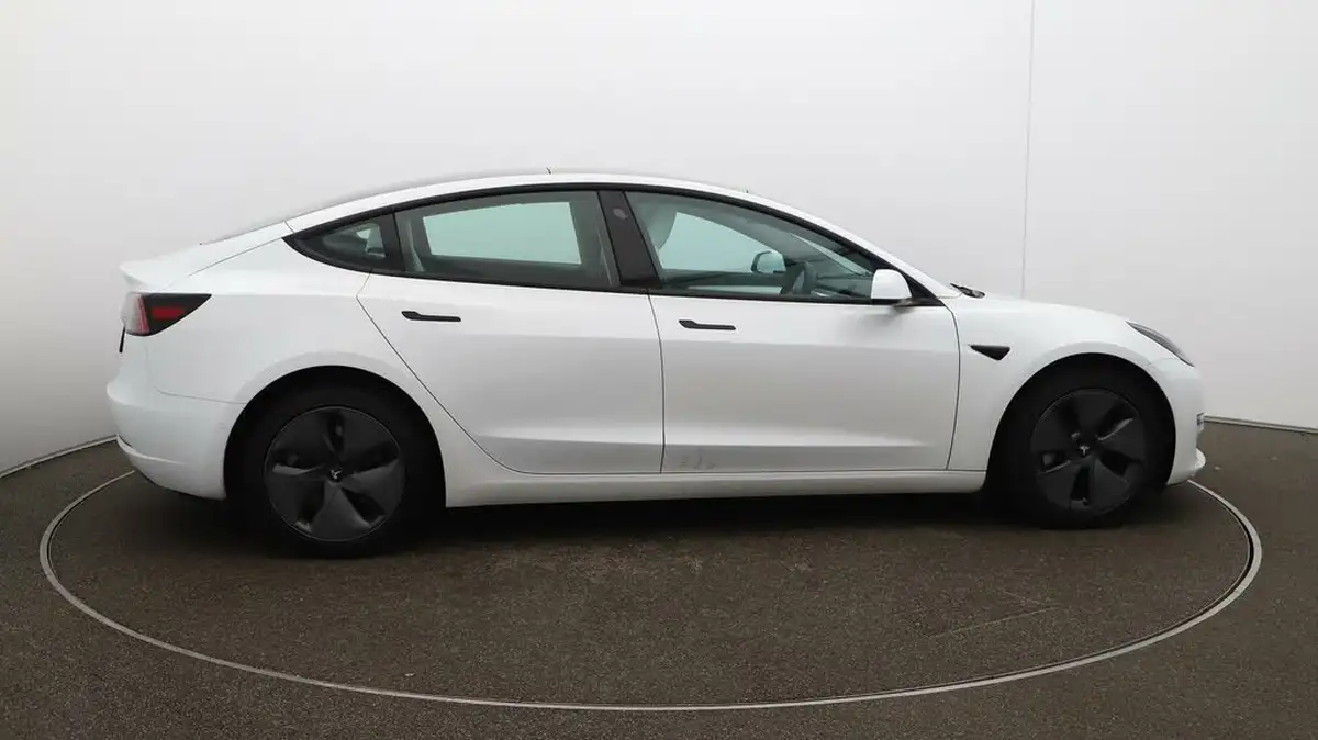2022-tesla-model-3-e-long-range-big-49