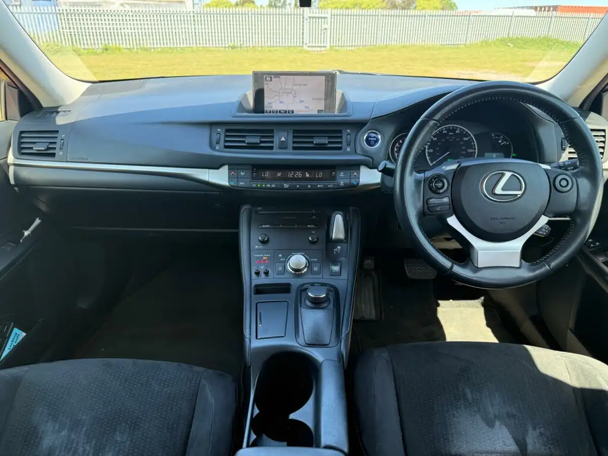 2015-lexus-ct-200h-18-advance-cvt-big-11