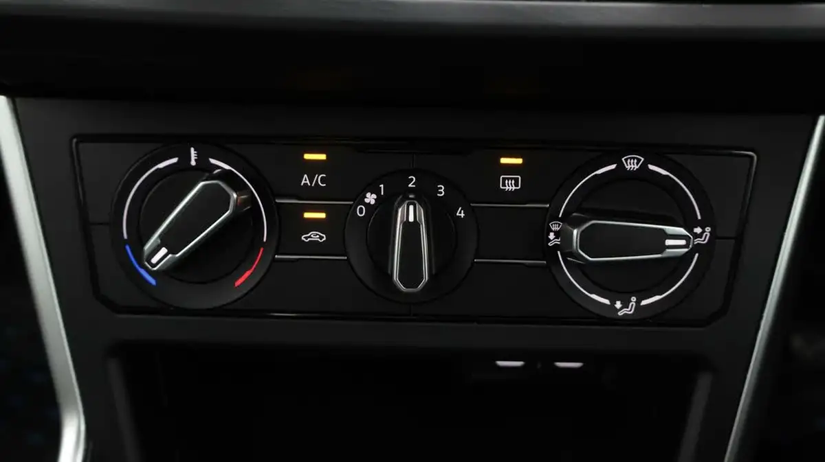 2023-volkswagen-polo-10-life-big-12