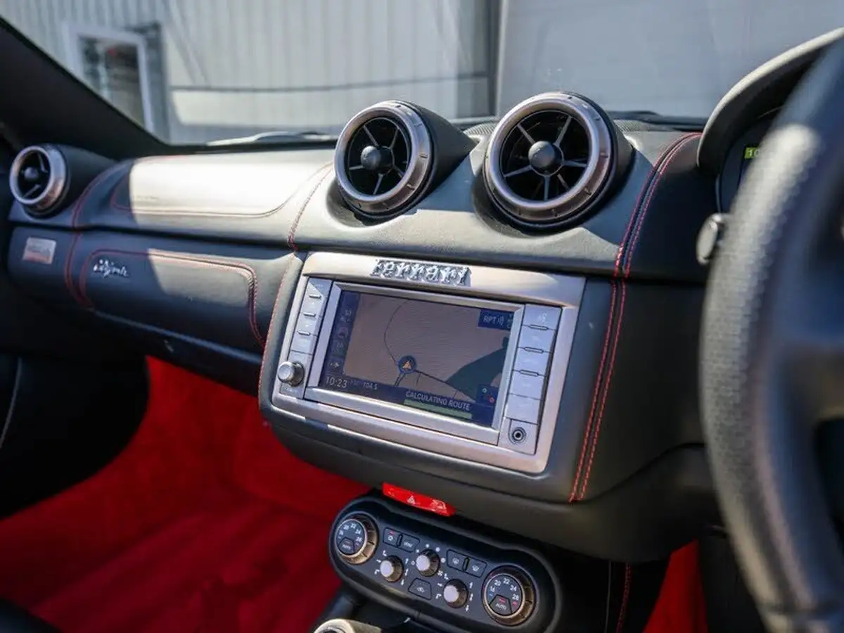 2010-ferrari-california-43-big-23