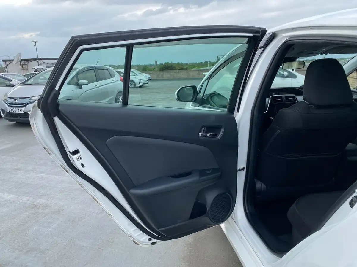 2019-toyota-prius-big-32